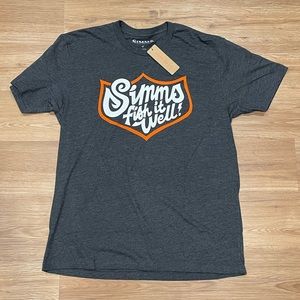 Simms Men’s Fish It Well Badge T-Shirt Size M Charcoal Heather Short Sleeve NWT